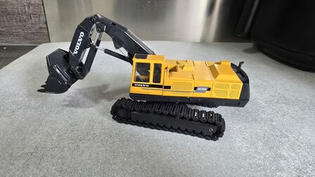 Miniatuur van een Volvo EC650 rupsgraafmachine (nummer1)