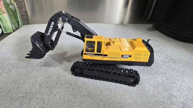 Miniatuur van een Volvo EC650 rupsgraafmachine (nummer1)